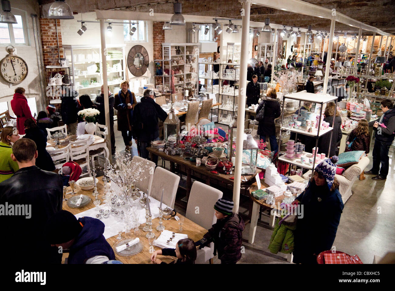 I clienti dello shopping al Snape maltings, Snape, Suffolk REGNO UNITO Foto Stock