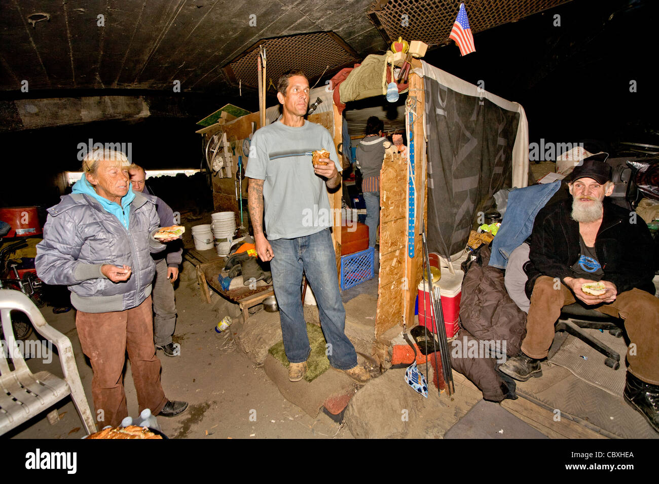 Senzatetto veterani militari vivono sotto un Southern California ponte di Jerry-costruito rifugi. Foto Stock