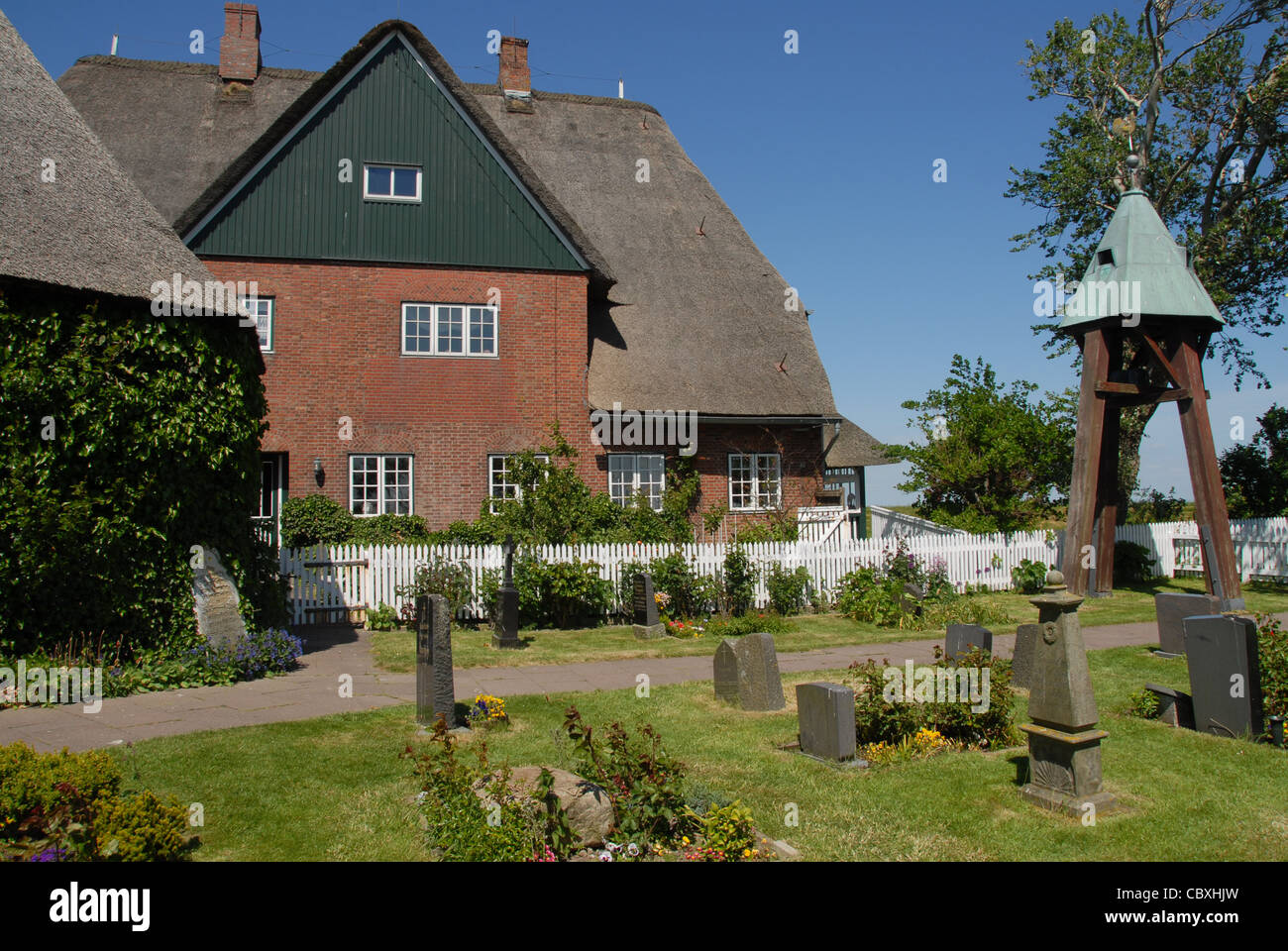 Kirchwarft (tumulo di terracotta area home alla chiesa) al piccolo il Wadden Sea Island di Hallig Hooge in Frisia settentrionale, Germania Foto Stock