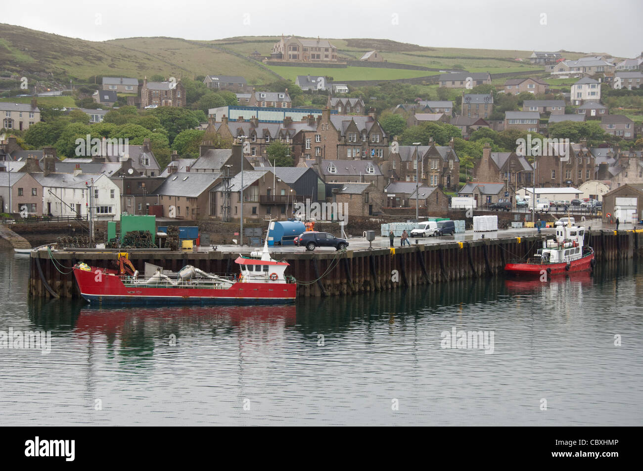 La Scozia, isole Orcadi, continentale. La città capitale di stromness. area del porto con il centro di dock. Foto Stock