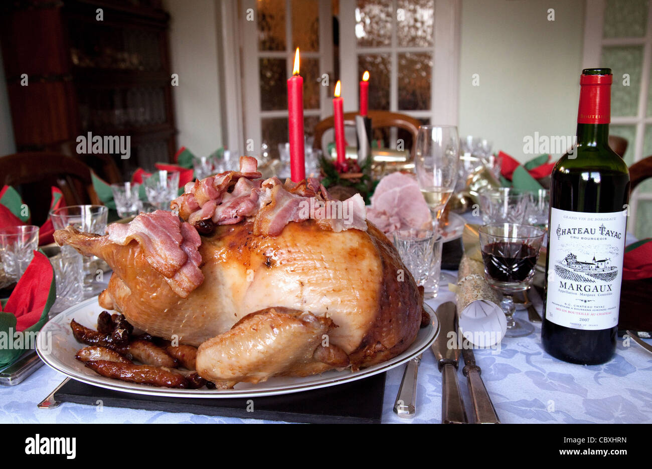 Il tacchino arrosto, Claret e candele, un tradizionale del giorno di Natale a tavola, REGNO UNITO Foto Stock