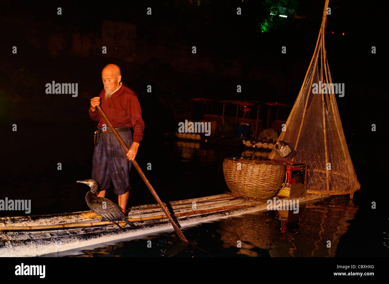 Notte cinese fisherman chiamando al cormorano a pescare nel fiume Li Yangshuo Repubblica Popolare Cinese Foto Stock