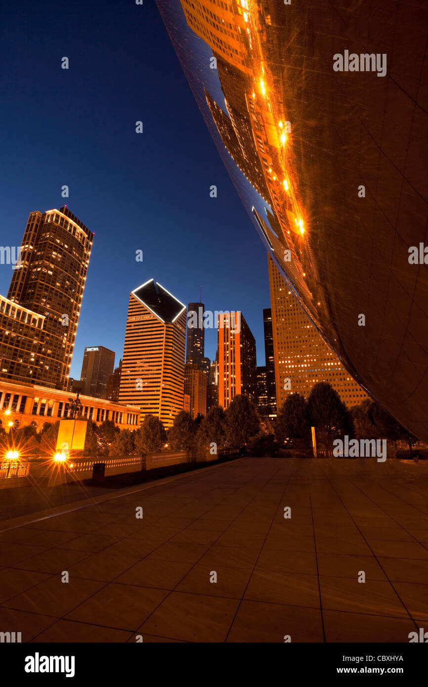 Chicago's "fagiolo" e la plaza al Millennium Park al crepuscolo. Foto Stock