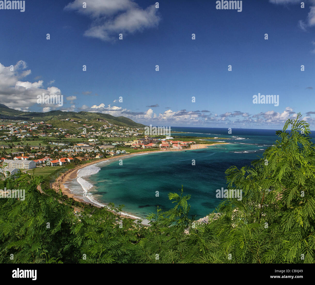 Una spiaggia di St Kitts nei Caraibi orientali Foto Stock