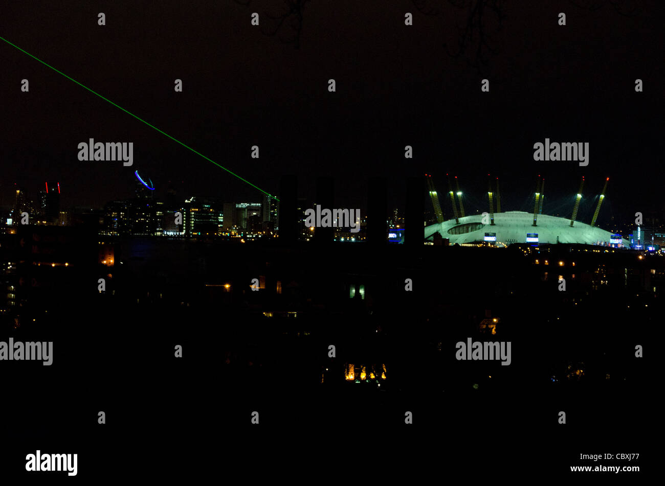 Vista notturna del meridiano di Greenwich linea laser e il centro O2 Londra Inghilterra Gran Bretagna REGNO UNITO Foto Stock