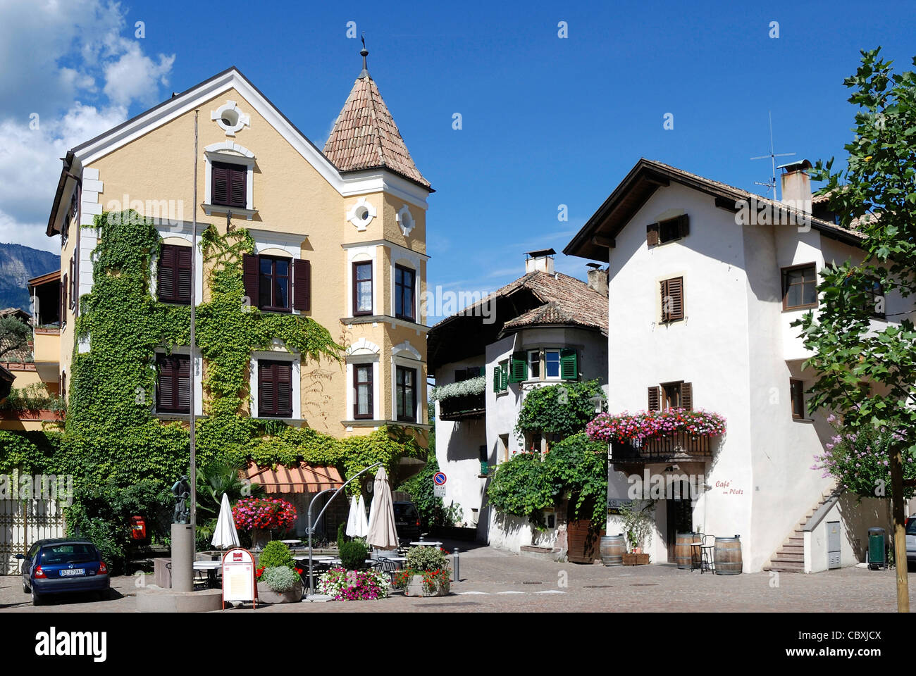 Centro del paese vinicolo di Cornaiano presso la strada del vino in Alto Adige a Bolzano. Foto Stock