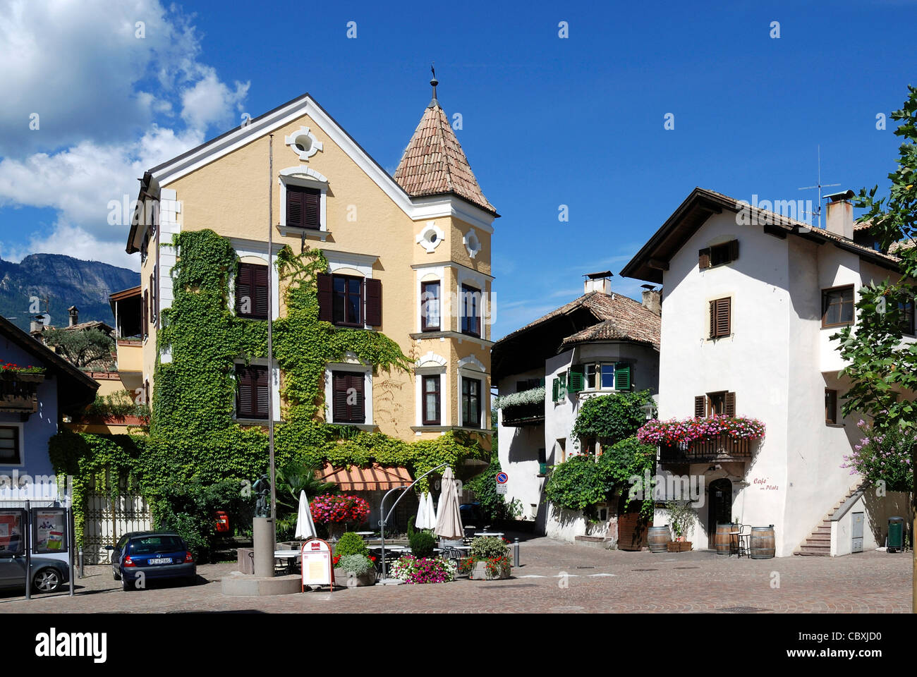 Centro del paese vinicolo di Cornaiano presso la strada del vino in Alto Adige a Bolzano. Foto Stock