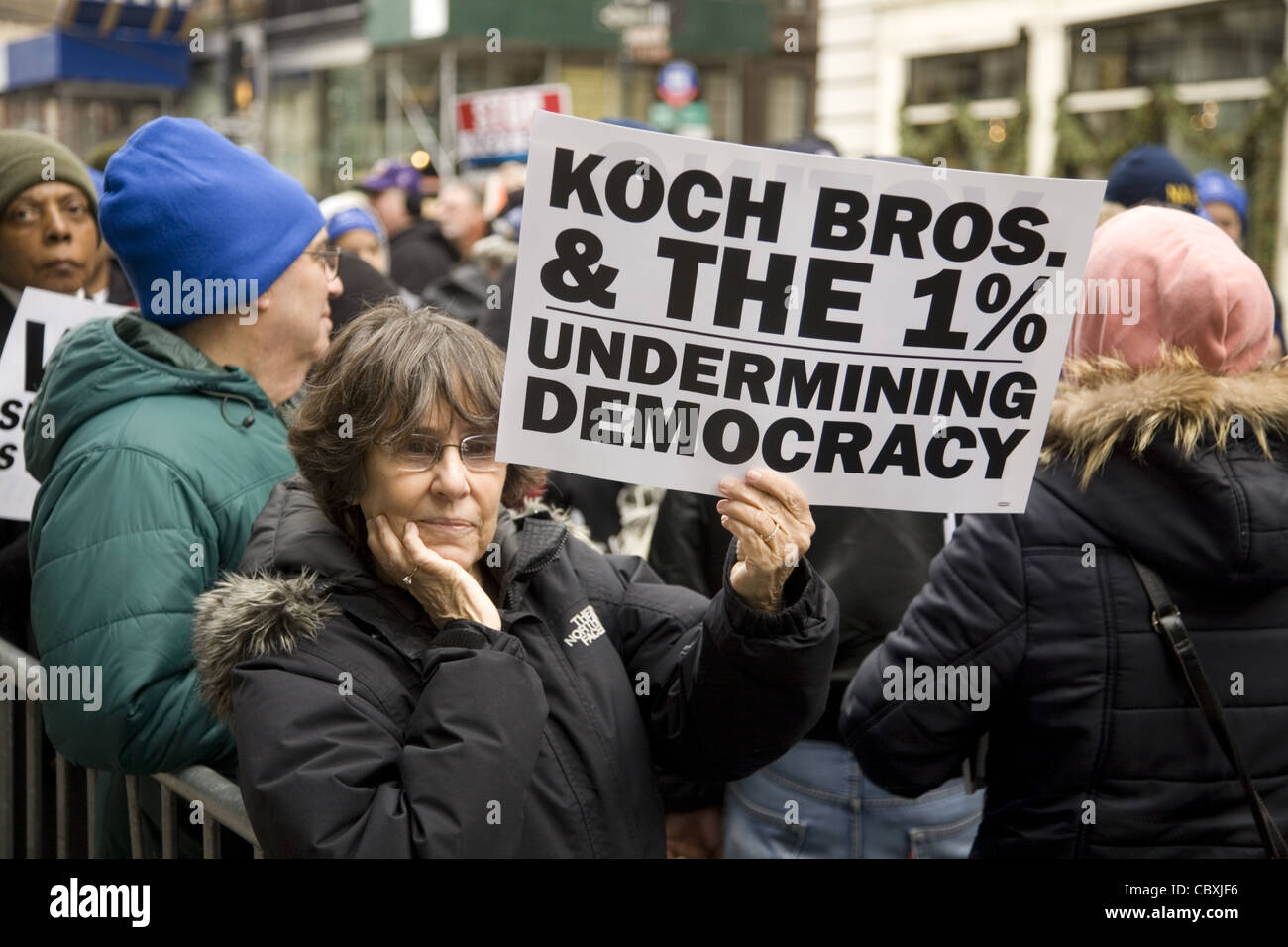Elementi di raccordo e altri marzo a New York contro pagato influenza politica peddling in molti Stati membri la limitazione dei diritti degli elettori Foto Stock