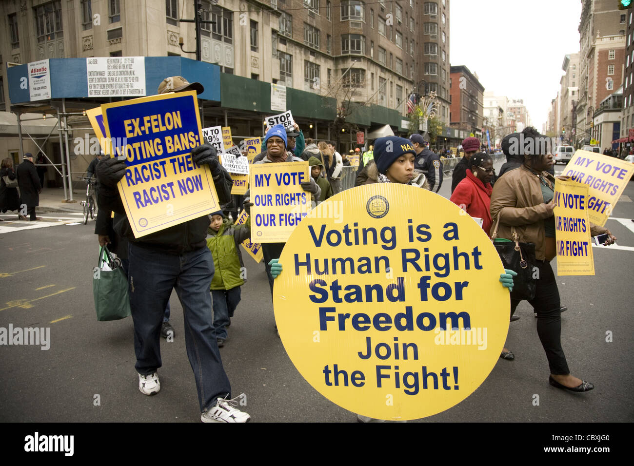 Elementi di raccordo e altri marzo a New York contro pagato influenza politica peddling in molti Stati membri la limitazione dei diritti degli elettori Foto Stock