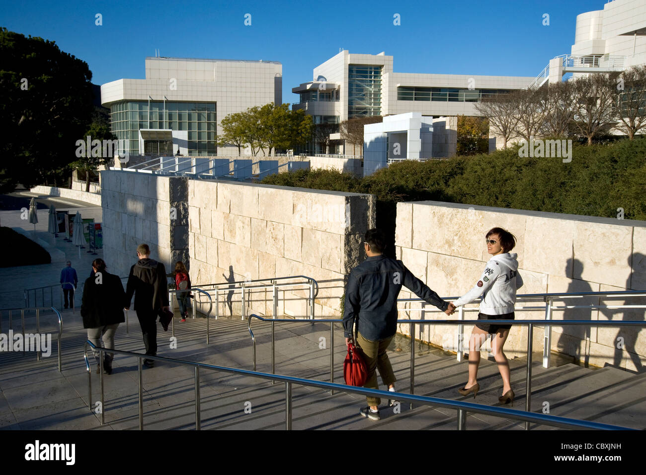 I visitatori per il Getty Center di Los Angeles, CA Foto Stock