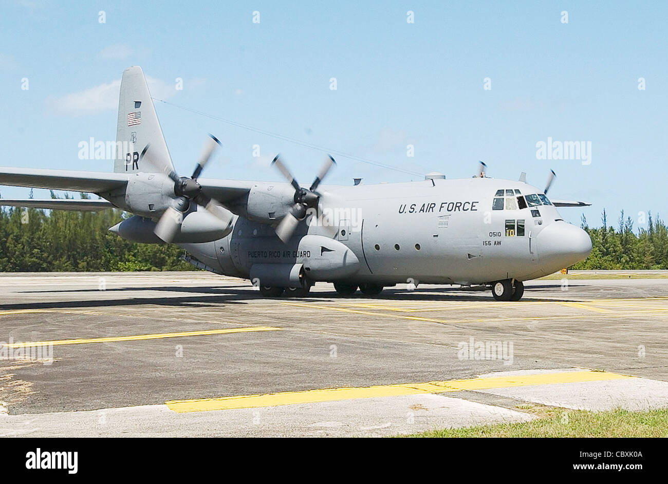 Un C-130 Ercole dalla Guardia Nazionale dell'Esercito di Porto Rico si prepara al decollo nella foto del file del 2007. Foto Stock