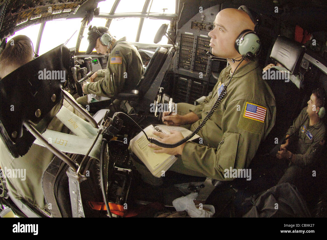 Staff Sgt. Eric Kleser (secondo da destra) e il capitano Ryan Donohoe (estrema destra) assistono l'equipaggio di volo l'ultimo e-model C-130 Hercules per lasciare ufficialmente Ramstein Air base, Germania, 2 novembre 2009, alla base aerea di Podwidz, Polonia. Sergeant Kleser è un ingegnere di volo C-130, e Captain Donohoe è un navigatore istruttore. Foto Stock