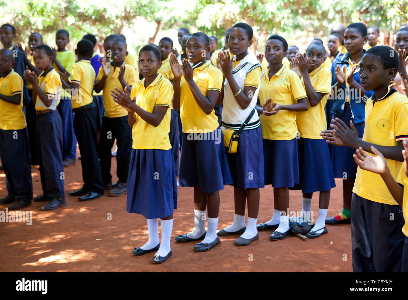 Una scuola assembla prima di classi di Morogoro, Tanzania Africa Orientale. Foto Stock