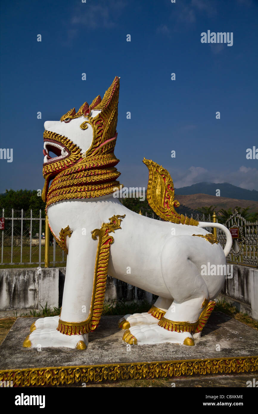 Singha statua nel tempio tachileik Unione di Myanmar Foto Stock