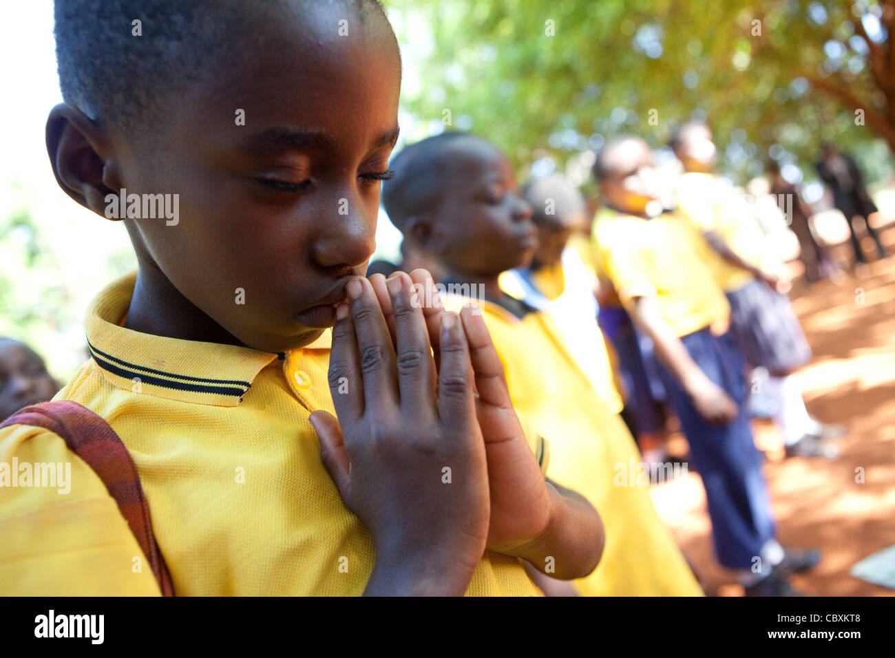 Studenti pregano durante l assemblea della scuola di Morogoro, Tanzania Africa Orientale. Foto Stock