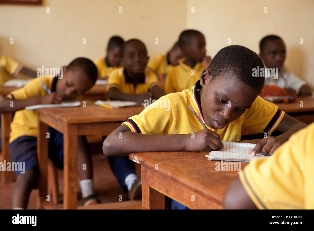 Gli studenti imparano a claass presso una scuola di Morogoro, Tanzania Africa Orientale. Foto Stock