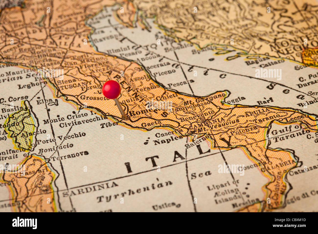 Italia vintage 1920s mappa (stampato nel 1926 - Copyright scaduto) con una puntina rossa su Roma, il fuoco selettivo Foto Stock