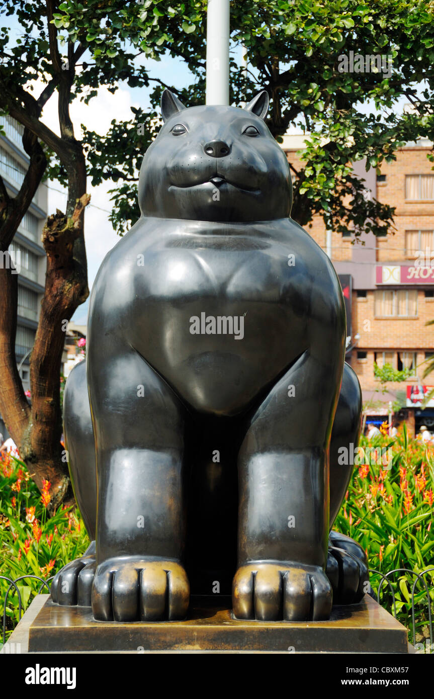 La scultura figurativa del pittore e scultore Fernando Botero Angulo, Plaza  Botero, Medellin, Colombia Foto stock - Alamy