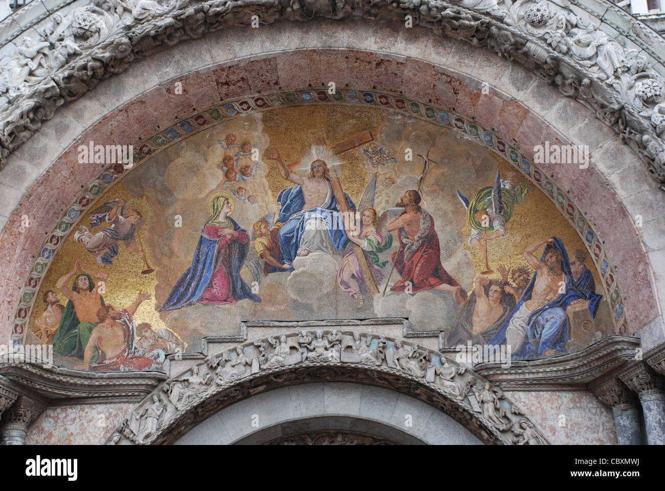 Mosaico sopra l'ingresso alla Basilica di San Marco Foto Stock