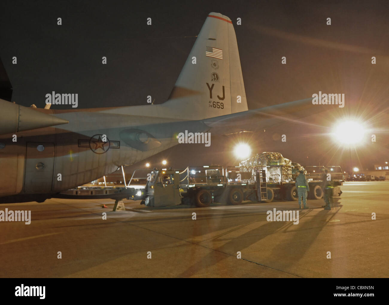 I membri del 36esimo Squadron Airlift e del 730esimo Squadron Air Mobility guidano un pallet nel vano di carico di un C-130 Hercules durante la fase i dell'esercizio Beverly Morning 09-03 Marzo 31 alla base aerea di Yokota, Giappone. Il personale di base condurrà l'eserice dal 30 marzo al 3 aprile per mantenere la preparazione operativa. Foto Stock