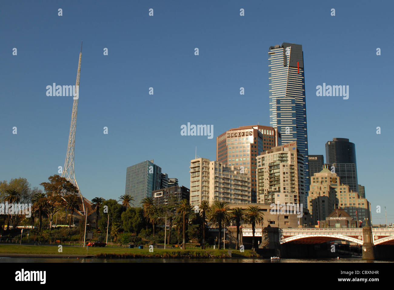 Guardando verso Southbank e Eureka Tower da Birrarung Marr Park nel centro di Melbourne, capitale di Victoria, Australia Foto Stock