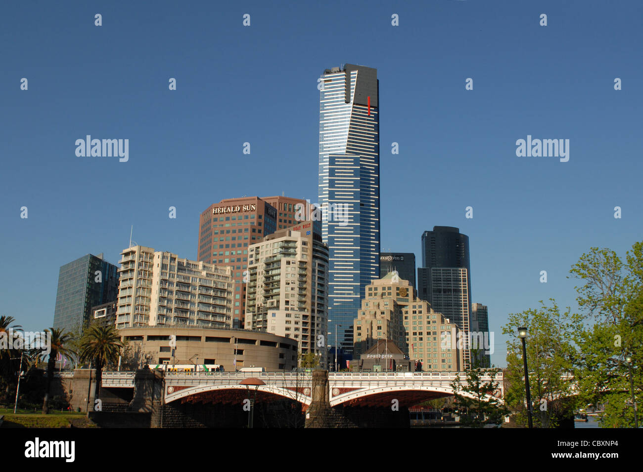 Southbank grattacieli e Eureka Tower alzarsi alta e Southbank precinct dietro St Kilda Road bridge in Melbourne Victoria Foto Stock