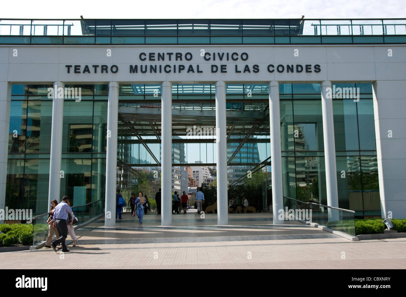 Santiago de Cile città. Quartiere di Las Condes. Architettura contemporanea in Apoquindo avenue. Il centro civico e il teatro della città. Foto Stock