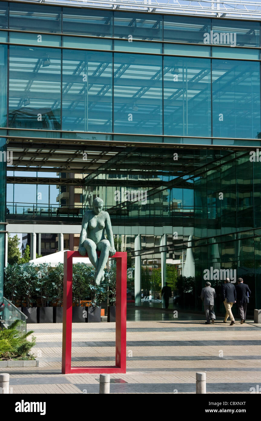 Santiago de Cile città. Quartiere di Las Condes. Architettura contemporanea in Apoquindo avenue. Il centro civico e il teatro della città. Foto Stock