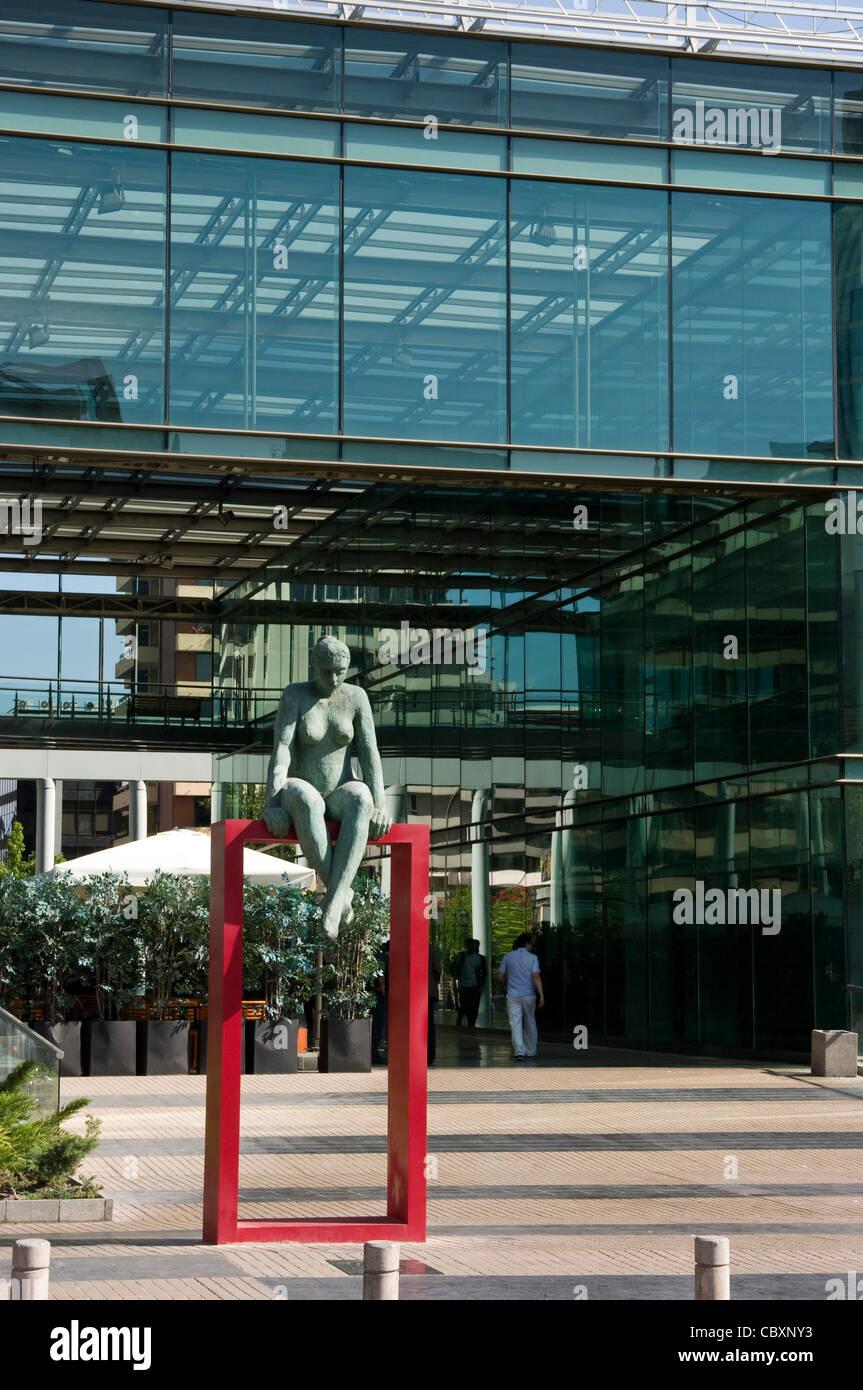 Santiago de Cile città. Quartiere di Las Condes. Architettura contemporanea in Apoquindo avenue. Il centro civico e il teatro della città. Foto Stock