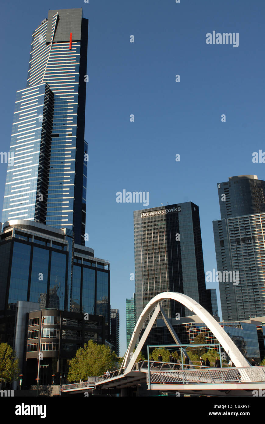 Yarra passerella che conduce dal CBD di Southbank e Eureka Tower di Melbourne, Victoria, Australia Foto Stock