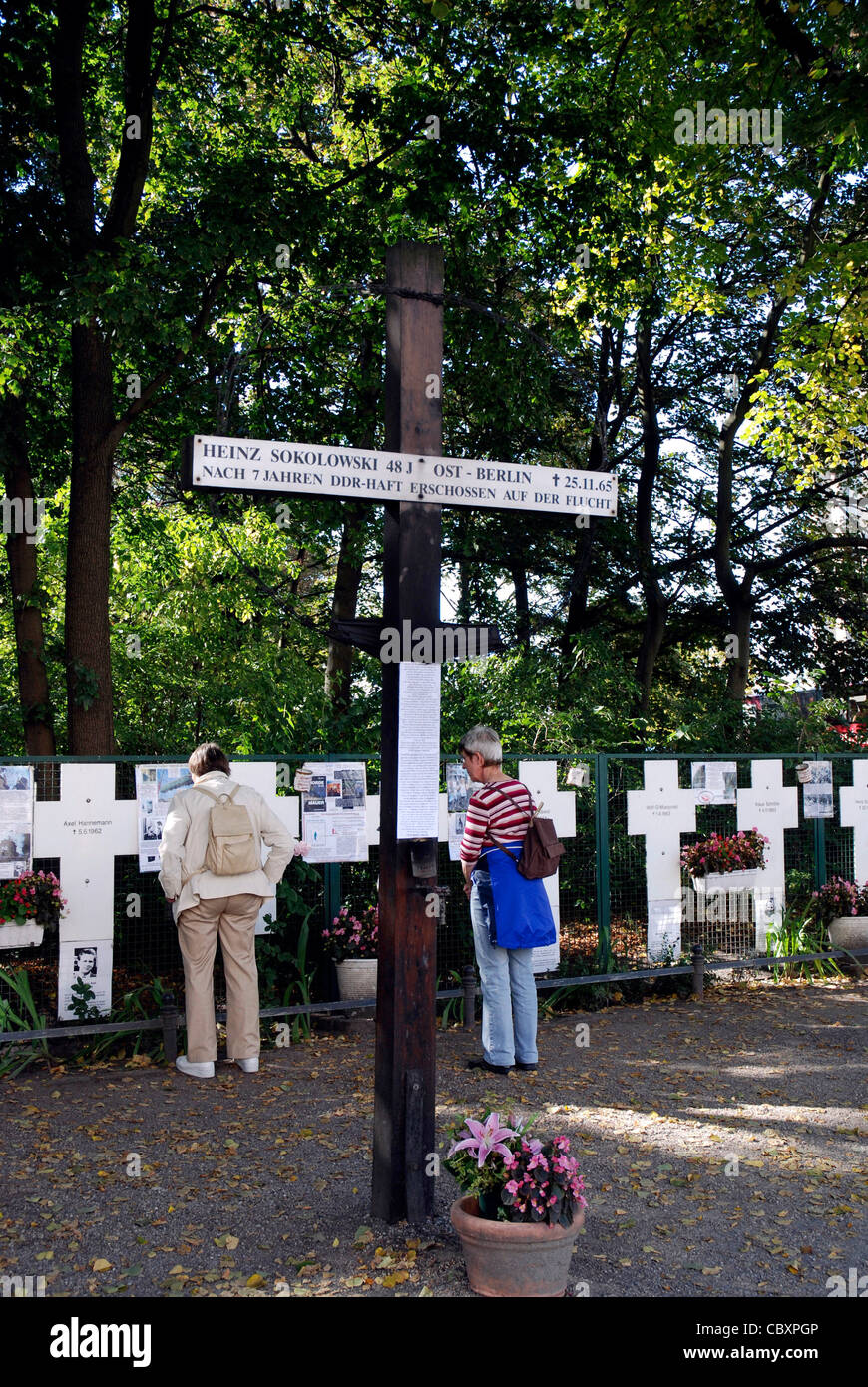 Croci in memoria delle vittime al muro di Berlino vicino alla Porta di Brandeburgo a Berlino. Foto Stock