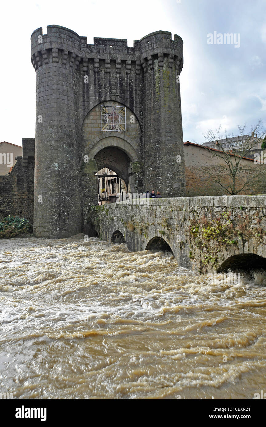 In aumento le acque di esondazione in Paarthenay Deux-sevres Francia Foto Stock