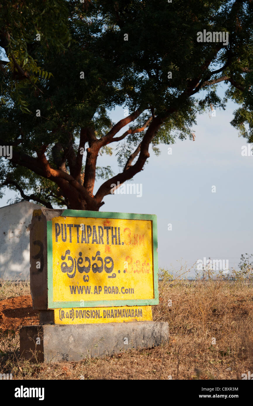 Calcestruzzo Puttaparthi Distanza su strada segno. Andhra Pradesh, India Foto Stock