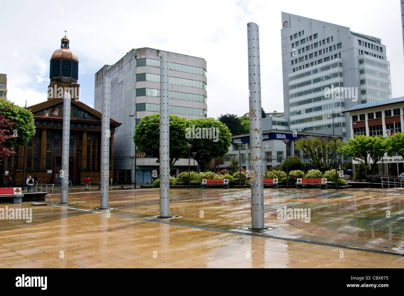 Il Cile. Puerto Montt città. Centro citta'. Distretto dei Laghi. La piazza principale e la Cattedrale. Foto Stock