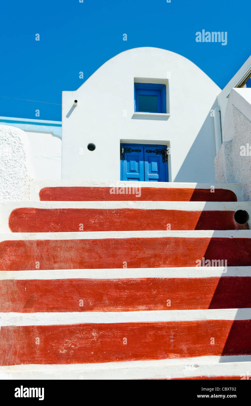 Porta in Grecia Santorini con scale di colore rosso e blu cielo, Santorini, Oia, Cicladi, Grecia Foto Stock