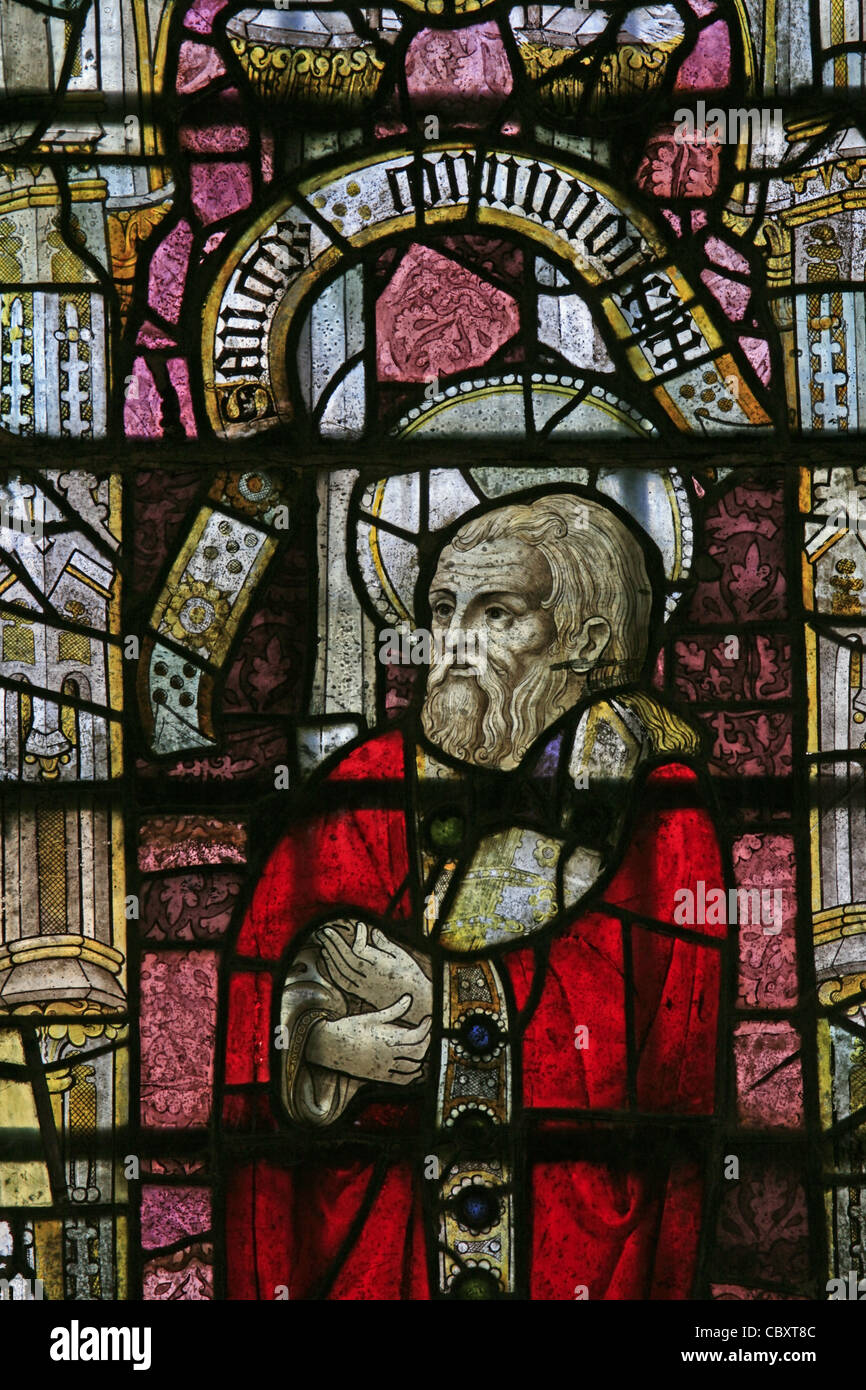 Un xv secolo vetrata raffigurante l apostolo Matteo, Santa Maria Vergine Chiesa, Nettlestead, Kent Foto Stock