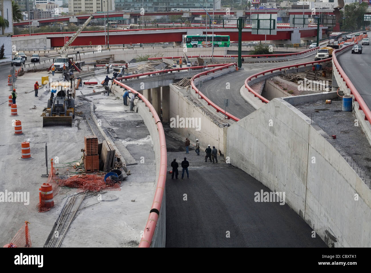 Lavoratori edili la costruzione del nuovo ponte tra Gonzalitos e Gomez Morin di Monterrey e di San Pedro Garza Garcia. Foto Stock