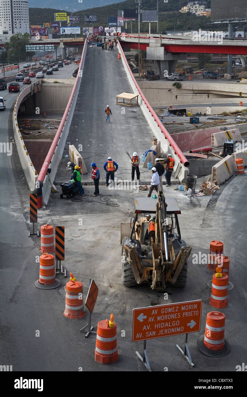 Lavoratori edili la costruzione del nuovo ponte tra Gonzalitos e Gomez Morin di Monterrey e di San Pedro Garza Garcia. Foto Stock