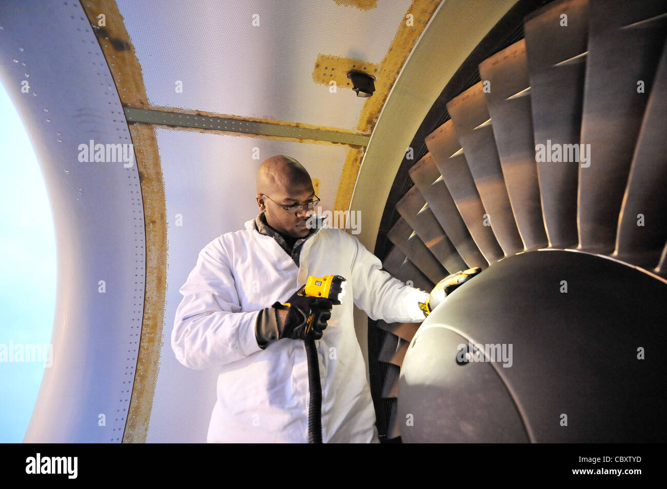 Il campo di Reginald di Senior Airman ispeziona l'ingresso e lo scarico di un motore C-17 Globemaster III sulla linea di volo 13 novembre 2009 alla base dell'aeronautica di Charleston, S.C. le attività di manutenzione includono il lancio e il recupero giornaliero degli aeromobili, le ispezioni pre e post-volo sugli aeromobili e sui loro motori. Airman Camp è uno specialista di propulsione a getto con 437° Squadron di manutenzione degli aeromobili. Foto Stock