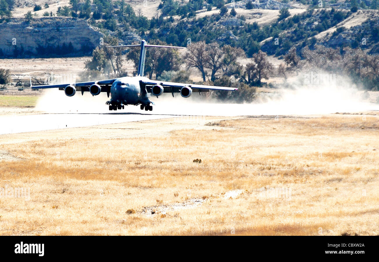 Un Globemaster III C-17 della McChord Air Force base, Washington, atterra presso il Guernsey Army Airfield della Guardia Nazionale del Wyoming a Guernsey, WYO., 17 ottobre 2009, durante l'apertura ufficiale della pista aggiornata ora in grado di gestire l'enorme velivolo da carico. La pista è ora in grado di parcheggiare fino a 23 aeromobili ad ala fissa, di cui tre C-17. Oltre alla pista militare-civile, Camp Guernsey vanta anche quasi 70,000 acri di terreno e supporta circa 65 miglia quadrate di spazio aereo limitato fino a 30,000 piedi. Foto Stock