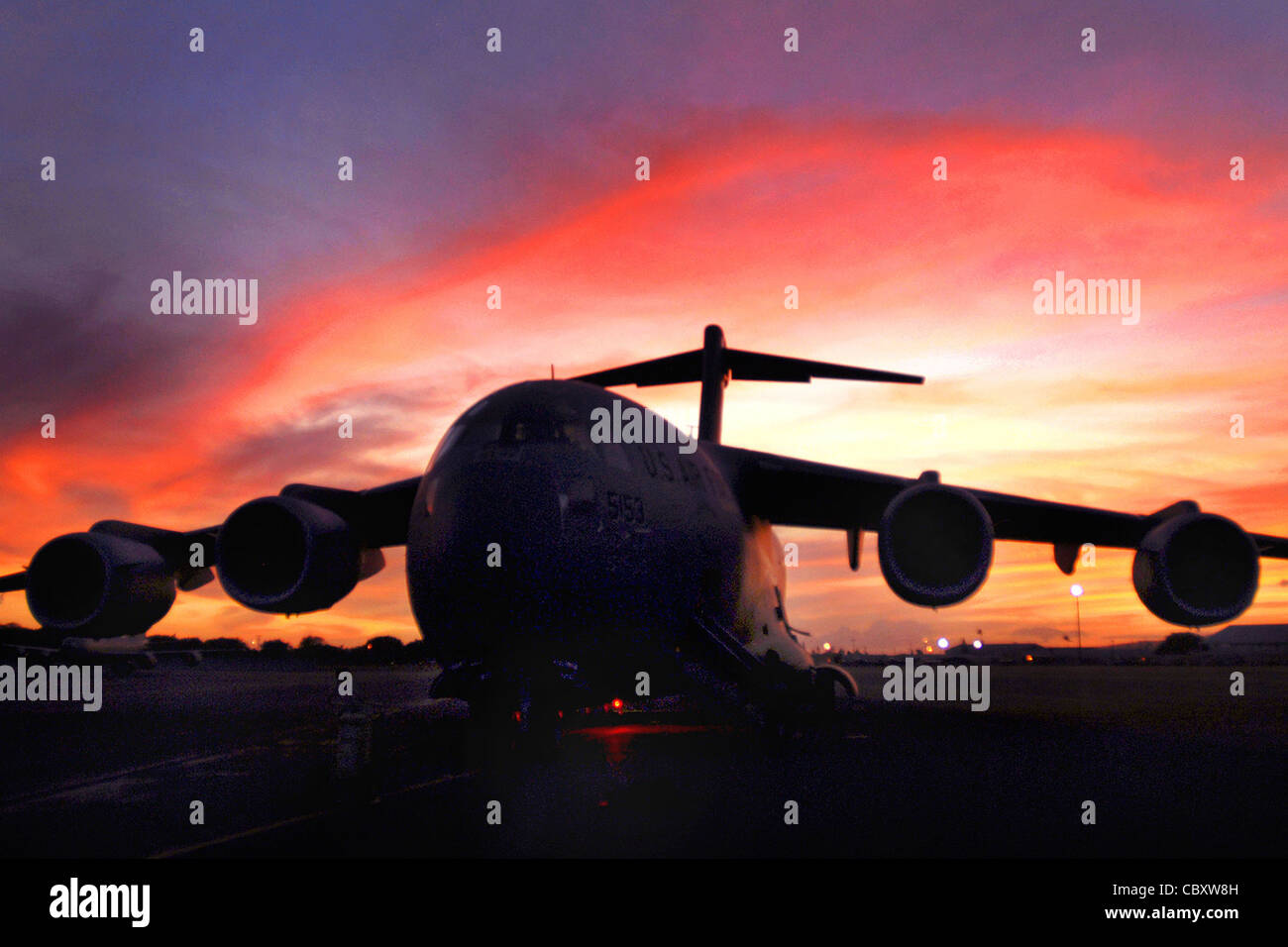 Un Globemaster III C-17 si trova sulla linea di volo alla base dell'aeronautica di Hickam, Hawaii, 30 settembre 2009, mentre gli equipaggi si preparano a consegnare forniture umanitarie nella regione di Samoa, che è stata devastata da uno tsunami. Un contingente delle Hawaii, tra cui la Guardia Nazionale delle Hawaii e la Guardia Nazionale aerea delle Hawaii, ha preso il largo per le Samoa Americane con forniture di soccorso e attrezzature per aiutare nella regione. Foto Stock