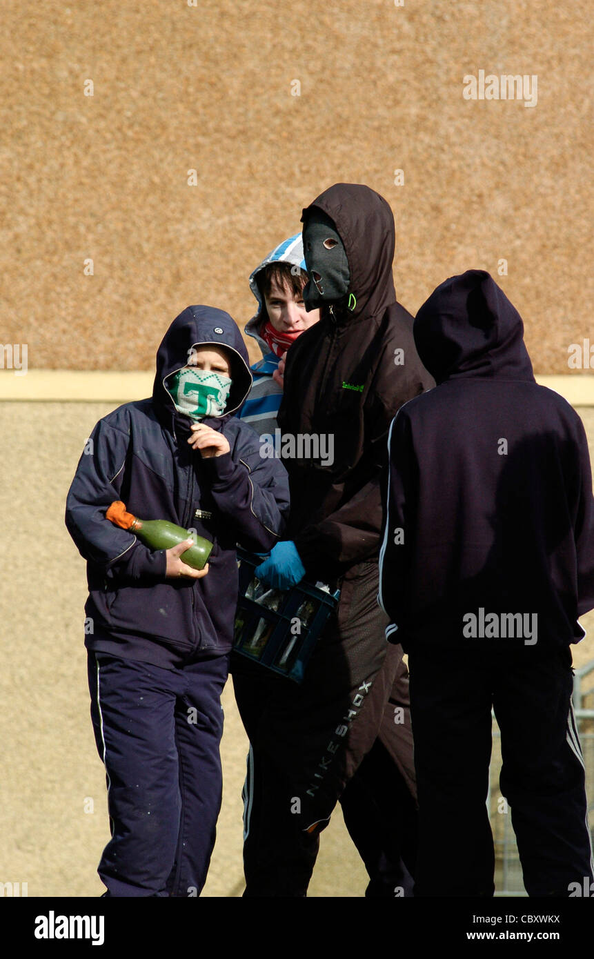 Giovani con benzina e bombe di vernice in corrispondenza di un dissidente repubblicano Pasqua 1916 Rising commemorazione in Londonderry, Irlanda del Nord. Foto Stock