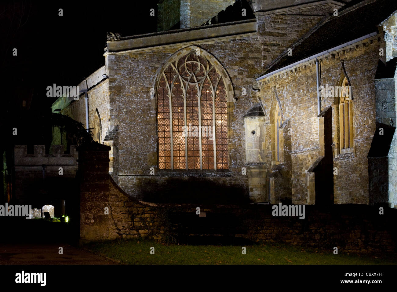 Chiesa di Inghilterra la chiesa parrocchiale dei Santi Pietro e Paolo di notte in Kings Sutton Oxfordshire Inghilterra Foto Stock