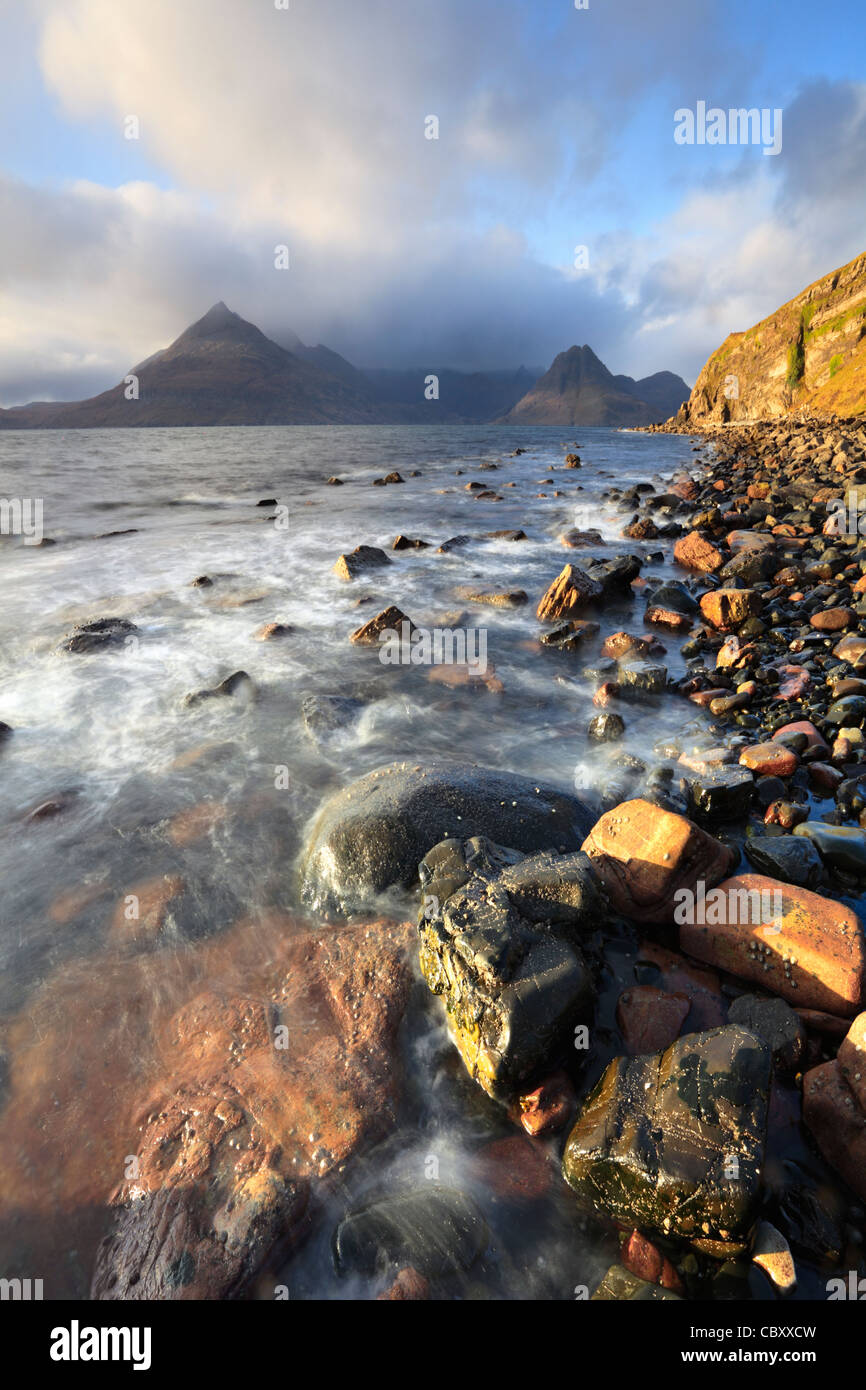 Il Black Cuillin Hills sull'Isola di Skye catturate da rocce vicino Elgol sull'Isola di Skye Foto Stock