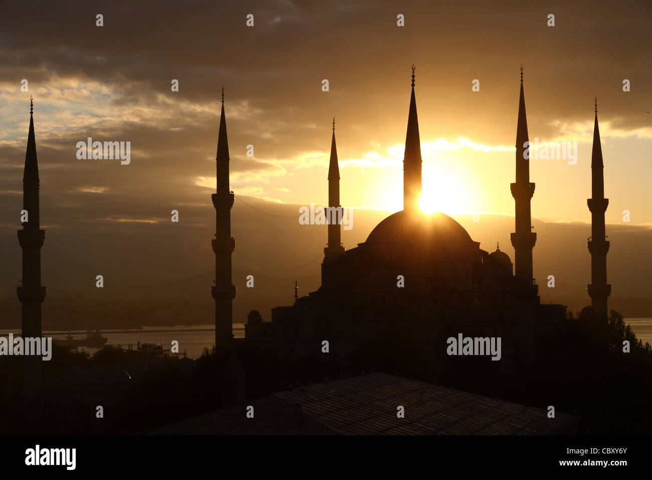 Piena vista della Moschea Blu di Istanbul di sunrise Foto Stock