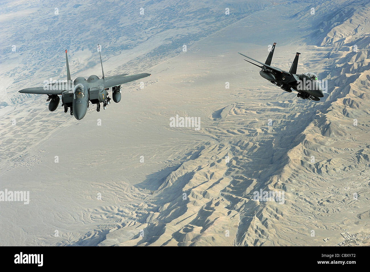 Due aquile di sciopero F-15E volano una missione sull'Afghanistan il 7 ottobre. L'aereo utilizza due membri dell'equipaggio, un pilota e un ufficiale dei sistemi di armi. I modelli precedenti della F-15 sono assegnati a ruoli air-to-air; il modello 'e' è un combattente a doppio ruolo. Ha la capacità di combattere la sua strada verso un bersaglio su lunghe distanze, distruggere le posizioni nemiche di terra e combattere la sua uscita. ( Foto Stock