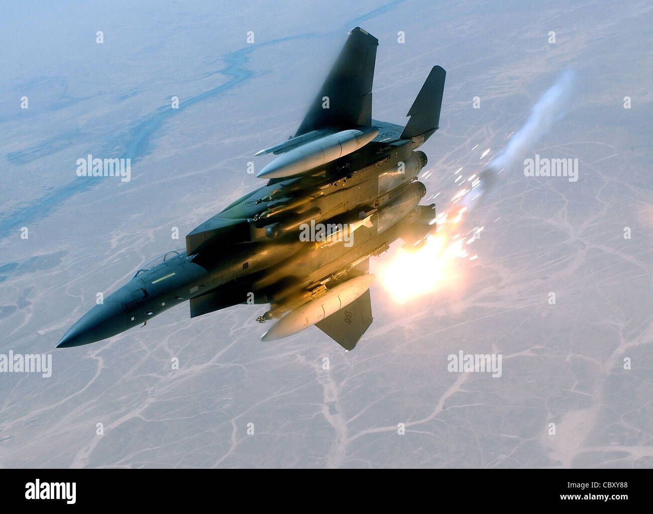 Un'aquila di sciopero F-15E del 492esimo Squadrone dei combattenti al Royal Air Force Lakenheath, si fa fiutare durante un'amora di combattimento nell'Asia sud-occidentale. Il ruolo primario del F-15E in Afghanistan sta fornendo un sostegno aereo a stretto contatto con le truppe di terra. Foto Stock