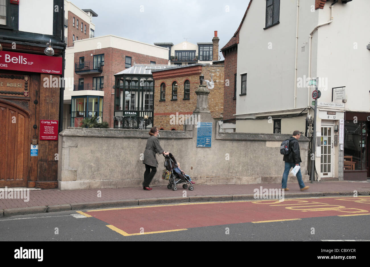 Clattern ponte sopra il fiume Hogsmill a Kingston upon Thames, London, Regno Unito. Foto Stock