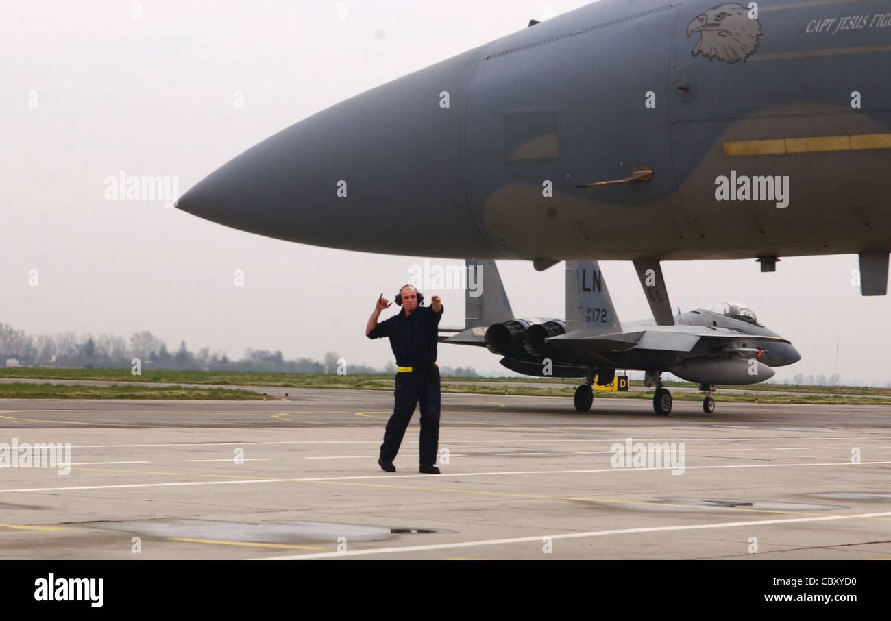 Airman prima Classe Daniel Addabbo marshalls un F-15 Eagle per una missione Operation Noble Endeavour 1 aprile presso la base aerea di Graf Ignatievo, Bulgaria. Gli F-15 schierati dalla Royal Air Force Lakenheath, Inghilterra, stanno proiettando airpower a sostegno del vertice NATO a Bucarest, Romania. Airman Addabbo è un assistente capo equipaggio dello Squadrone del Fighter Expeditionary 493rd. Foto Stock