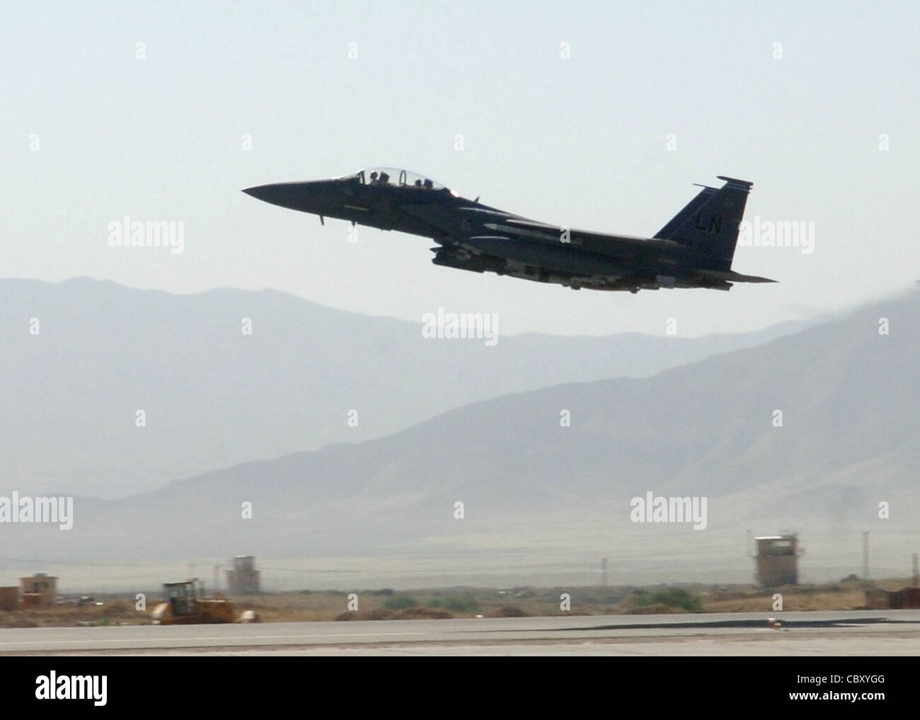 Un F-15E Strike Eagle decade da Bagram Airfield. Il ruolo primario del F-15E in Afghanistan sta fornendo un sostegno aereo a stretto contatto con le truppe di terra. Il F-15 è assegnato al 492esimo Squadrone Expeditionary Fighter schierato da RAF Lakenheath, Inghilterra. Foto Stock